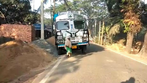 বেআইনি বালি বোঝাই লরির ধাক্কায় মৃত্যু বসিরহাটে বেআইনি বালি বোঝাই লরির ধাক্কায় মৃত্যু বসিরহাটে