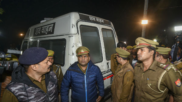উন্নাও ধর্ষণ-কাণ্ডে মৃতের দেহ এল গ্রামে, রবিবার শেষকৃত্য উন্নাও ধর্ষণ-কাণ্ডে মৃতের দেহ এল গ্রামে, রবিবার শেষকৃত্য