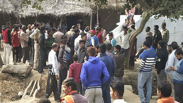 দেহ সমাধিস্থ করতে নারাজ উন্নাওয়ের ধর্ষিতার পরিবার দেহ সমাধিস্থ করতে নারাজ উন্নাওয়ের ধর্ষিতার পরিবার