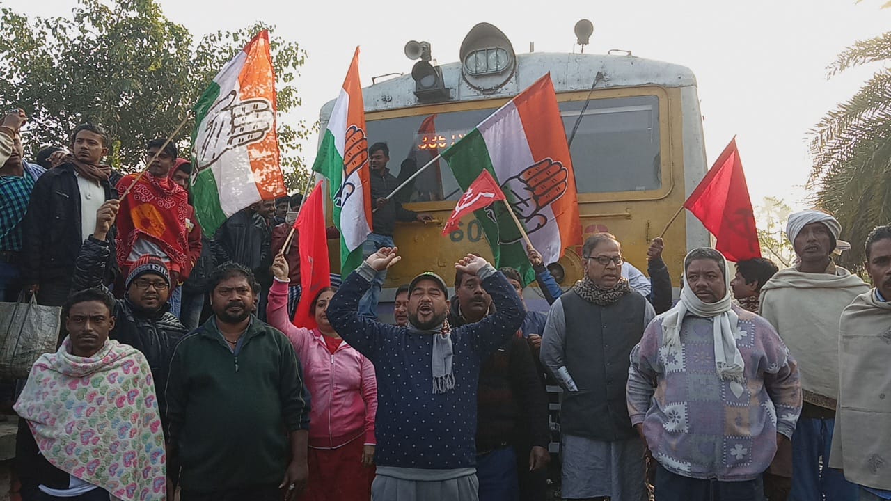 কলকাতায় স্বাভাবিক হলেও, জেলায় বনধের সমর্থনে মিছিল বামেদের কলকাতায় স্বাভাবিক হলেও, জেলায় বনধের সমর্থনে মিছিল বামেদের