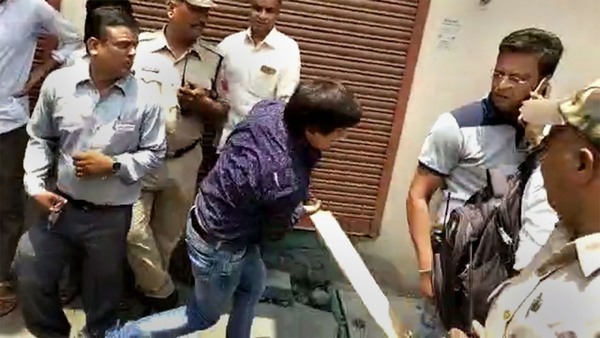 কৈলাসের ছেলে আকাশ হুমকি দিয়েছিলেন আধিকারিককে