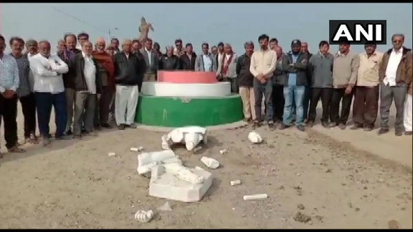 টার্গেটে মহাত্মা গান্ধী, গুড়িয়ে দেওয়া হল মোদীর উন্মোচিত মূর্তি টার্গেটে মহাত্মা গান্ধী, গুড়িয়ে দেওয়া হল মোদীর উন্মোচিত মূর্তি