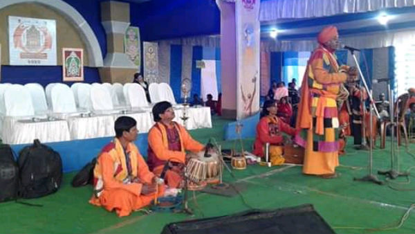 বাউলের সুরে সুর মিলিয়ে শুরু জয়দেব-কেঁদুলির মেলা বাউলের সুরে সুর মিলিয়ে শুরু জয়দেব-কেঁদুলির মেলা