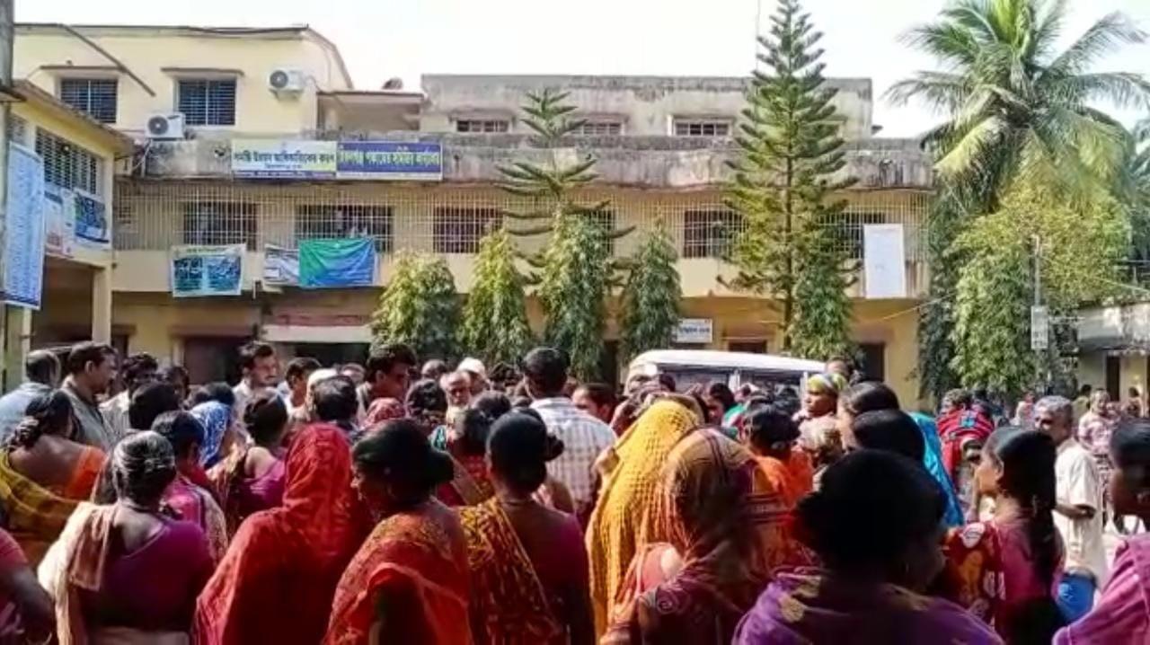 বুলবুলের ত্রাণ নিয়ে দলবাজির অভিযোগ, সুন্দরবনে ঘেরাও বিডিও অফিস বুলবুলের ত্রাণ নিয়ে দলবাজির অভিযোগ, সুন্দরবনে ঘেরাও বিডিও অফিস