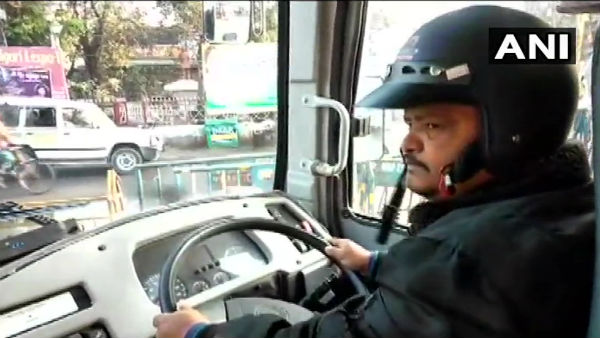 হেলমেট পরে বাস চালাচ্ছেন সরকারি বাসের চালকরা হেলমেট পরে বাস চালাচ্ছেন সরকারি বাসের চালকরা