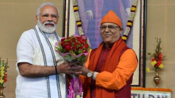 আত্মস্থনানন্দজিকে তাঁর জীবনের সাফল্যের কৃতিত্ব দিয়ে প্রধানমন্ত্রী