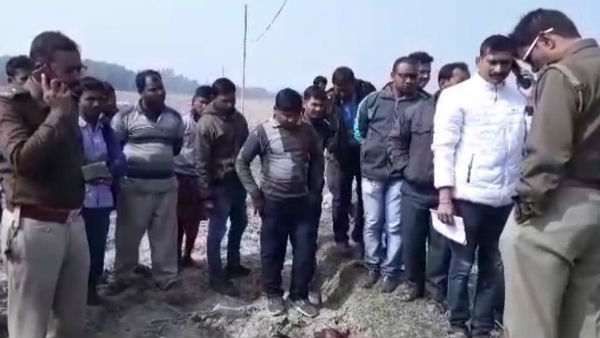 বালুরঘাটে মাঠে এক ব্যক্তির কানকাটা দেহ উদ্ধার ঘিরে চাঞ্চল্য বালুরঘাটে মাঠে এক ব্যক্তির কানকাটা দেহ উদ্ধার ঘিরে চাঞ্চল্য