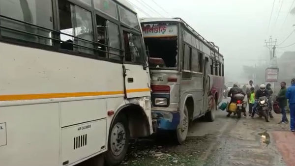 কোচবিহারে দুটি বাসের মুখোমুখি সংঘর্ষ কোচবিহারে দুটি বাসের মুখোমুখি সংঘর্ষ