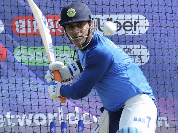 মাঠে এলেন ধোনি, বোর্ডের চুক্তিতে ছাঁটাইয়ের দিনই চমক প্রাক্তন ক্যাপ্টেন কুলের মাঠে এলেন ধোনি, বোর্ডের চুক্তিতে ছাঁটাইয়ের দিনই চমক প্রাক্তন ক্যাপ্টেন কুলের