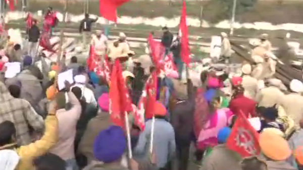 ভারত বনধে রণক্ষেত্র মালদহ, চলল গুলি, পুলিসের গাড়িতে আগুন ভারত বনধে রণক্ষেত্র মালদহ, চলল গুলি, পুলিসের গাড়িতে আগুন