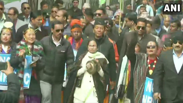 মমতার সিএএ বিরোধী পথ পরিক্রমায় জনসুনামি, পাহাড়ে প্রথম পদযাত্রাই সুপারহিট মমতার সিএএ বিরোধী পথ পরিক্রমায় জনসুনামি, পাহাড়ে প্রথম পদযাত্রাই সুপারহিট