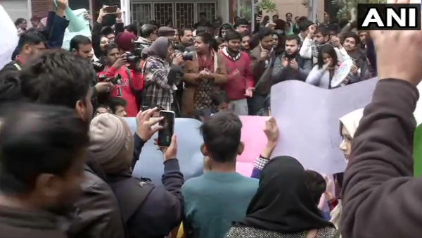 পুলিশ ক্যাম্পাসে প্রবেশ করে