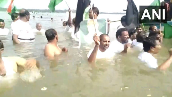 ডাঙা ছেড়ে জলে নেমে এবার জাতীয় পতাকা হাতে বিক্ষোভ! অনন্য প্রতিবাদের ভিডিও ভাইরাল ডাঙা ছেড়ে জলে নেমে এবার জাতীয় পতাকা হাতে বিক্ষোভ! অনন্য প্রতিবাদের ভিডিও ভাইরাল