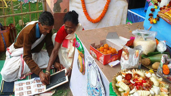৭০ বছর বয়সে বসন্ত পঞ্চমীতে হাতেখড়ি বৃদ্ধার ৭০ বছর বয়সে বসন্ত পঞ্চমীতে হাতেখড়ি বৃদ্ধার