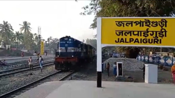 জলপাইগুড়ি থেকে দার্জিলিং মেলের স্টপেজ তুলে দেওয়ার বিরোধিতায় বার অ্যাসোসিয়েশন জলপাইগুড়ি থেকে দার্জিলিং মেলের স্টপেজ তুলে দেওয়ার বিরোধিতায় বার অ্যাসোসিয়েশন