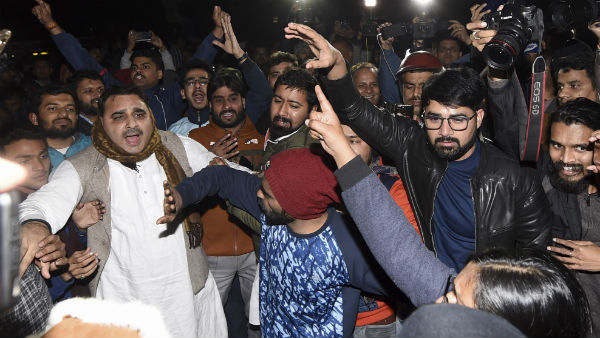 বিশ্ববিদ্যালয় চত্বরে রবিবার সন্ধ্যায় হামলা