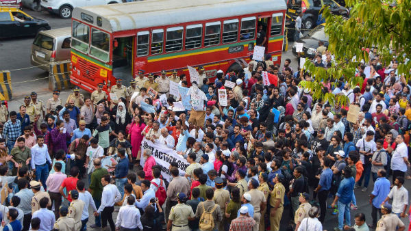 JNU উত্তেজনা: এপিভিপি-র অভিযোগের তির কোনদিকে! মুম্বইতে চলল প্রতিবাদ JNU উত্তেজনা: এপিভিপি-র অভিযোগের তির কোনদিকে! মুম্বইতে চলল প্রতিবাদ