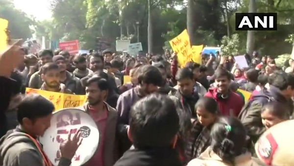 বিশ্ববিদ্যালয়ে দুষ্কৃতী হামলার প্রতিবাদে মিছিল বিশ্ববিদ্যালয়ে দুষ্কৃতী হামলার প্রতিবাদে মিছিল