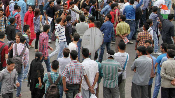 কাশ্মীরের যুবকদের মধ্যে কী দেখা যাচ্ছে?