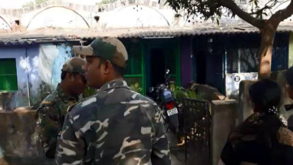 খড়্গপুরে রেল কোয়ার্টার থেকে উদ্ধার দেহ, চাঞ্চল্য এলাকায় খড়্গপুরে রেল কোয়ার্টার থেকে উদ্ধার দেহ, চাঞ্চল্য এলাকায়