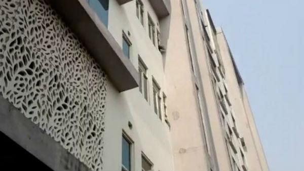 ভরদুপুরে কলকাতা মেডিক্যাল কলেজ হাসপাতালের বহুতল থেকে রোগীর ঝাঁপ ভরদুপুরে কলকাতা মেডিক্যাল কলেজ হাসপাতালের বহুতল থেকে রোগীর ঝাঁপ