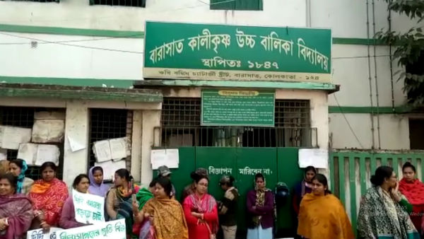 স্কুলে ভর্তিকে কেন্দ্র করে বিশৃঙ্খলা বারাসতে, নামল কমব্যাট ফোর্স স্কুলে ভর্তিকে কেন্দ্র করে বিশৃঙ্খলা বারাসতে, নামল কমব্যাট ফোর্স