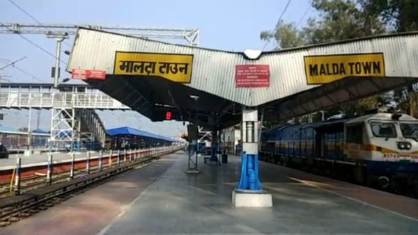 মালদহে রেলের কামরা থেকে এক মহিলার দেহ উদ্ধার, তদন্তে পুলিশ মালদহে রেলের কামরা থেকে এক মহিলার দেহ উদ্ধার, তদন্তে পুলিশ