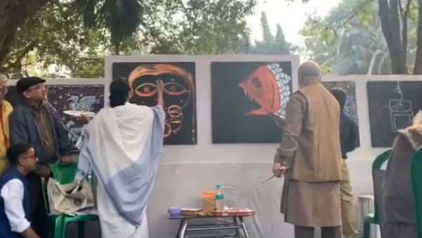 রং-তুলি হাতে ছবি এঁকে প্রতিবাদ