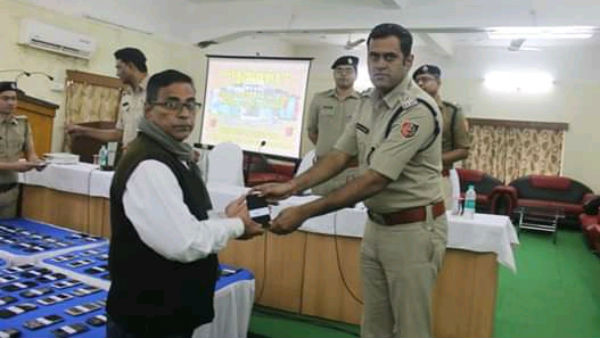 ১০১টি মোবাইল মালিকের হতে ফেরত দিল ঝাড়গ্রাম পুলিশ ১০১টি মোবাইল মালিকের হতে ফেরত দিল ঝাড়গ্রাম পুলিশ