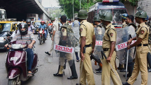 প্রতিবাদীর হাতে ফ্রি কাশ্মীর পোস্টার, মহিলাকে হন্যে হয়ে খুঁজছে মুম্বই পুলিশ প্রতিবাদীর হাতে ফ্রি কাশ্মীর পোস্টার, মহিলাকে হন্যে হয়ে খুঁজছে মুম্বই পুলিশ