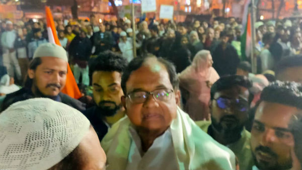 সিএএ-এনআরসির বিরুদ্ধে লড়াইয়ে রাজপথে পর্দানসীনরা সিএএ-এনআরসির বিরুদ্ধে লড়াইয়ে রাজপথে পর্দানসীনরা