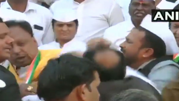 প্রজাতন্ত্র দিবসে পতাকা উত্তোলন ঘিরে নেতাদের মধ্যে চড়-থাপ্পড়-মারপিট! করুণ দৃশ্য ভিডিওবন্দি প্রজাতন্ত্র দিবসে পতাকা উত্তোলন ঘিরে নেতাদের মধ্যে চড়-থাপ্পড়-মারপিট! করুণ দৃশ্য ভিডিওবন্দি