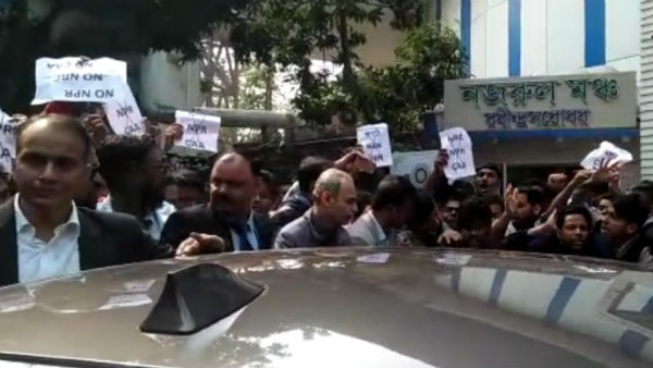 রাজ্যপালকে ঘিরে 'গোব্যাক' স্লোগান