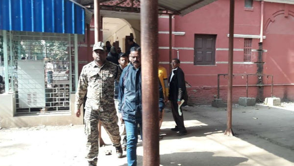 থানা থেকে ১৮টি বন্দুক পাচারের অভিযোগে গ্রেফতার পুলিশকর্মী থানা থেকে ১৮টি বন্দুক পাচারের অভিযোগে গ্রেফতার পুলিশকর্মী