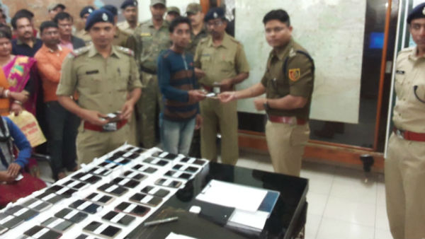 চুরি যাওয়া ৬০টি মোবাইল মালিকের হাতে ফেরাল পশ্চিম মেদিনীপুর পুলিশ চুরি যাওয়া ৬০টি মোবাইল মালিকের হাতে ফেরাল পশ্চিম মেদিনীপুর পুলিশ