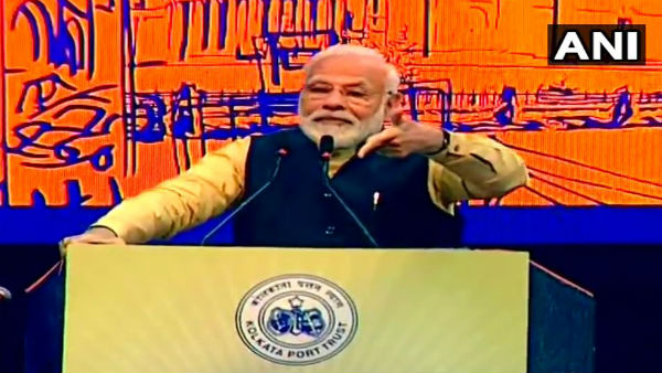 কলকাতা বন্দরের অনুষ্ঠান মঞ্চ থেকে মমতাকে খোঁচা