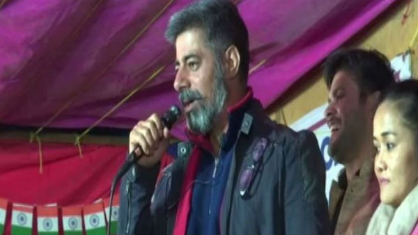 শাহীনবাগে সিএএ বিরোধী অবস্থানকারীদের সঙ্গে যোগ দিলেন সুশান্ত শাহীনবাগে সিএএ বিরোধী অবস্থানকারীদের সঙ্গে যোগ দিলেন সুশান্ত