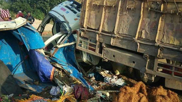 মেদিনীপুরে কুয়াশার কারণে লরিতে লরিতে ধাক্কা, মৃত খালাসি মেদিনীপুরে কুয়াশার কারণে লরিতে লরিতে ধাক্কা, মৃত খালাসি