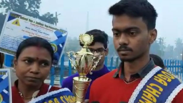 জাতীয় যোগ পুরস্কার জিতল বালুরঘাটের কৃতীরা জাতীয় যোগ পুরস্কার জিতল বালুরঘাটের কৃতীরা
