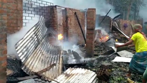 তৃণমূল পার্টি অফিসের সামনে বোমা বিস্ফোরণ তৃণমূল পার্টি অফিসের সামনে বোমা বিস্ফোরণ