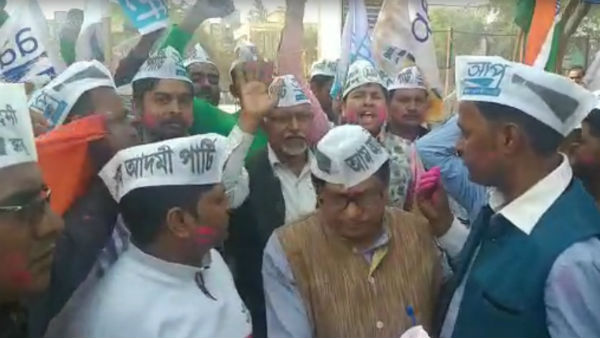 দিদির রাজ্যে কেজরির দলের বিজয় মিছিলে উল্লাস আপ সমর্থকদের দিদির রাজ্যে কেজরির দলের বিজয় মিছিলে উল্লাস আপ সমর্থকদের
