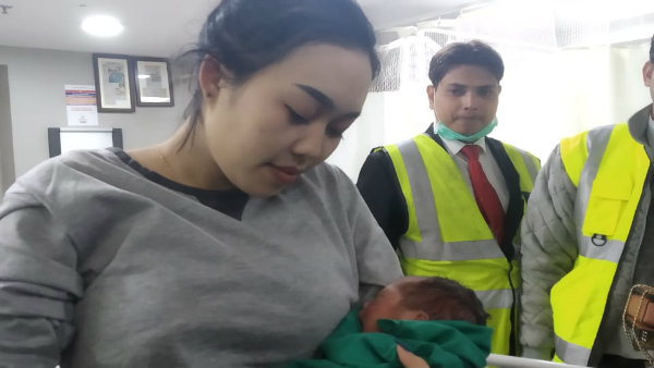 মাঝ আকাশে সন্তানের জন্ম দিলেন থাইল্যান্ডের মহিলা, ভর্তি কলকাতার হাসপাতালে মাঝ আকাশে সন্তানের জন্ম দিলেন থাইল্যান্ডের মহিলা, ভর্তি কলকাতার হাসপাতালে