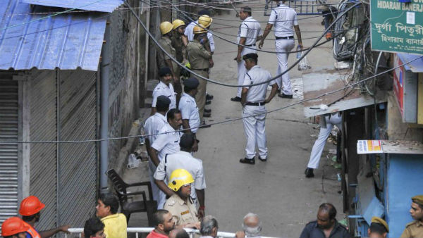 কাজ শুরু হতেই ফের ফাটল দেখা দিল বউবাজার এলাকায়, আতঙ্কে এলাকাবাসী কাজ শুরু হতেই ফের ফাটল দেখা দিল বউবাজার এলাকায়, আতঙ্কে এলাকাবাসী
