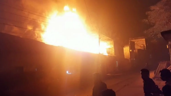 চেতলার কাঠের গোডাউনে বিধ্বংসী অগ্নিকাণ্ড, ঘটনাস্থলে দমকলের ১৫টি ইঞ্জিন চেতলার কাঠের গোডাউনে বিধ্বংসী অগ্নিকাণ্ড, ঘটনাস্থলে দমকলের ১৫টি ইঞ্জিন