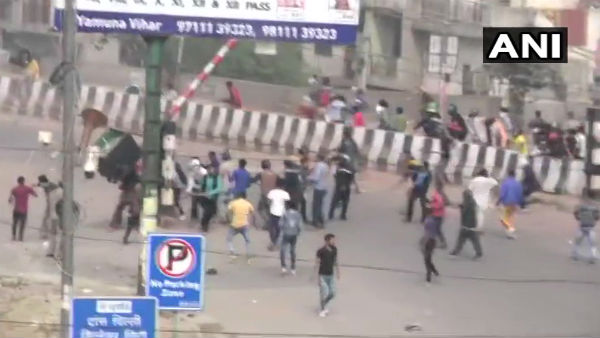 ভাইরাল হয় বন্দুক হাতে উদ্ধত এক যুবকের ছবি