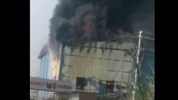 সার্ভিস সেন্টারে আগুন, আনন্দপুরে বিধ্বংসী আগুনে পুড়ে ছাই কয়েক কোটি টাকার গাড়ি সার্ভিস সেন্টারে আগুন, আনন্দপুরে বিধ্বংসী আগুনে পুড়ে ছাই কয়েক কোটি টাকার গাড়ি