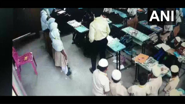 ২১ জানুয়ারি মঞ্চস্থ হয় নাটক