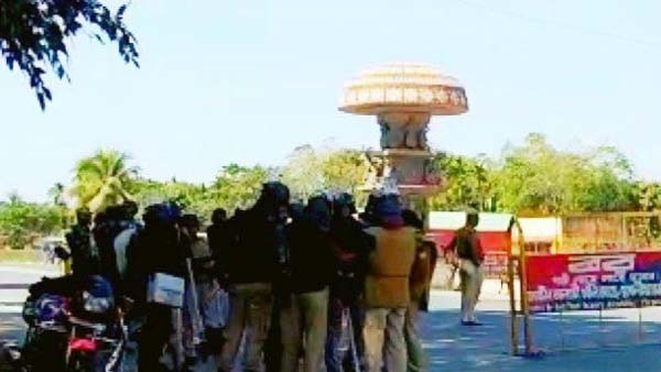 ডিটেনশন ক্যাম্প পরিদর্শনে গিয়ে গ্রেফতার ডিটেনশন ক্যাম্প পরিদর্শনে গিয়ে গ্রেফতার
