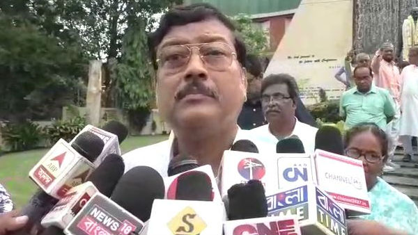 বরাবরই সুজিত বসুর সঙ্গ সম্পর্ক খারাপ সব্যসাচীর