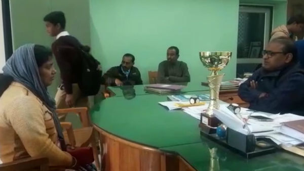 জুতো না পরে আসায় ছাত্রকে স্কুল থেকে বের করার অভিযোগ জলপাইগুড়িতে জুতো না পরে আসায় ছাত্রকে স্কুল থেকে বের করার অভিযোগ জলপাইগুড়িতে